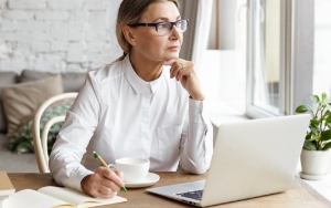 Biên tập viên lương bao nhiêu? Các yếu tố ảnh hưởng đến thu nhập