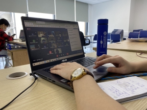 Sinh viên học trực tuyến 