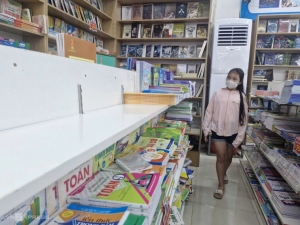 Phụ huynh mướt mồ hôi 'săn' từng cuốn sách giáo khoa