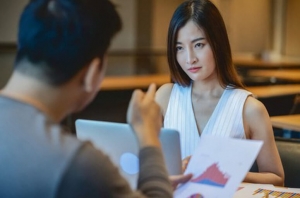 Bị đồng nghiệp ghét vì “thích nịnh sếp”, 1 năm sau họ mới hiểu ra lý do khiến tôi phải làm thế