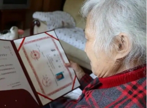 Cụ bà miệt mài đèn sách, 75 tuổi tốt nghiệp cử nhân: 