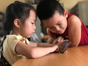 Nghiên cứu: Dùng mạng xã hội sớm, trẻ học kém hơn ở môn toán và đọc hiểu