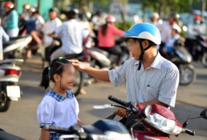 Cha mẹ hãy mỉm cười trước khi hỏi con về bài học