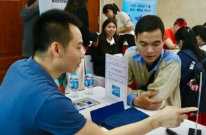 Lao động chấp nhận giảm lương để giữ việc