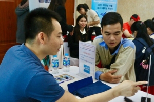 Lao động chấp nhận giảm lương để giữ việc