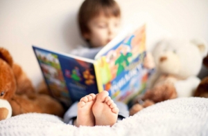 Bắt trẻ đọc sách, người lớn xem điện thoại