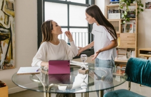 Thói quen của cha mẹ khiến con chật vật kiểm soát cảm xúc