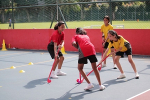 Quyết định tựu trường trái ngược của các nước