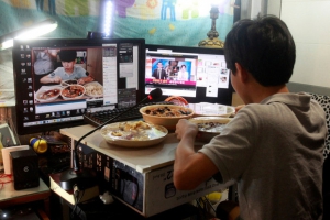 Ngồi ăn cho người khác xem kiếm hàng trăm triệu mỗi tháng