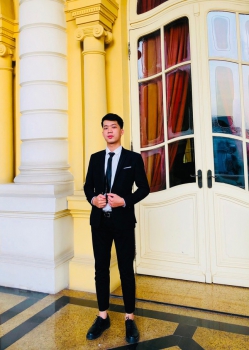 Chàng trai quê Hưng Yên học song bằng, tốt nghiệp loại giỏi là leader đội lễ tân nhà hàng