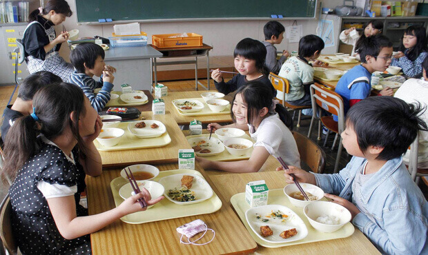 Giáo dục cả cách ăn uống thường ngày tại trường học tại Nhật Bản