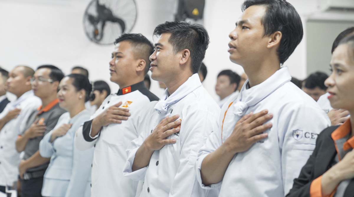 “10 suy nghĩ của ngành dịch vụ” là một nghi thức truyền thống trong lễ khai giảng tại Dạy nghề Á Âu nhằm giúp học viên hiểu được tâm thế trước khi vào nghề.