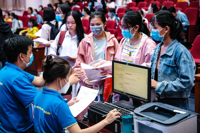 Nhập học online, tân sinh viên vẫn tốn..."101 loại phí" - Hướng nghiệp GPO