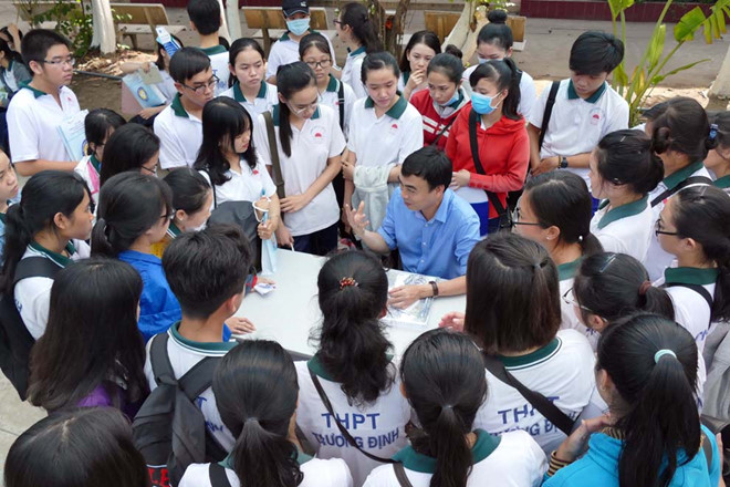 Tư vấn mùa thi của Báo Thanh Niên, một trong những hoạt động định hướng nghề nghiệp cho học sinh     Ảnh: Đào Ngọc Thạch
