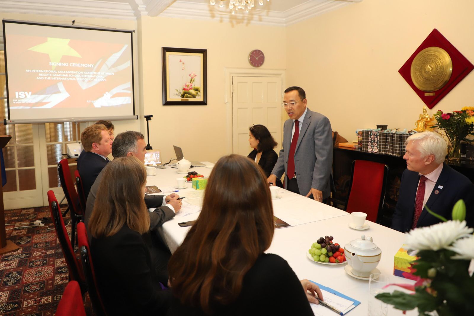 Trường Quốc tế Việt Nam kí hợp tác với trường Reigate Grammar School của Anh - Hướng nghiệp GPO