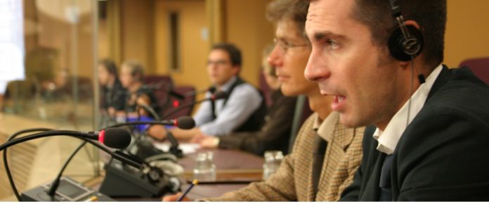 Ngành thông dịch viên là ngành gì? Cơ hội nghề nghiệp ra sao?