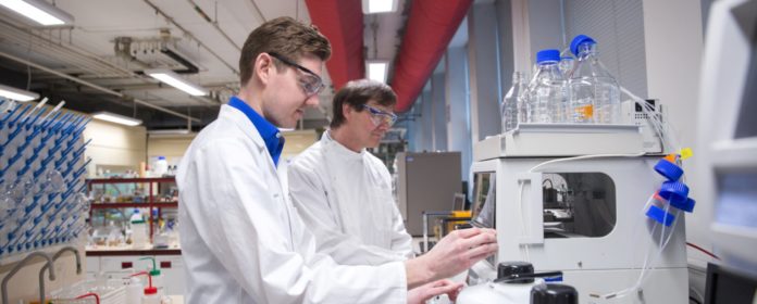 Ngành công nghệ kỹ thuật hóa học ra làm gì? Có dễ xin việc không?